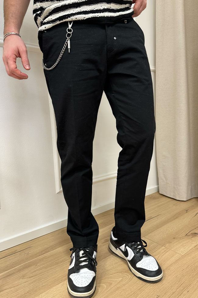 Pantaloni Oliver slim fit con catena