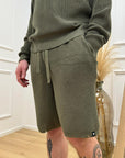 Bermuda verde militare in maglia con rotture