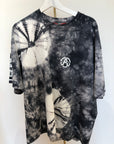 T shirt tie dye grigia e bianca con stampa