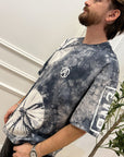 T shirt tie dye grigia e bianca con stampa