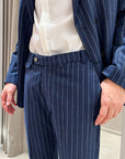 Pantaloni gessati blu con bottone laterale