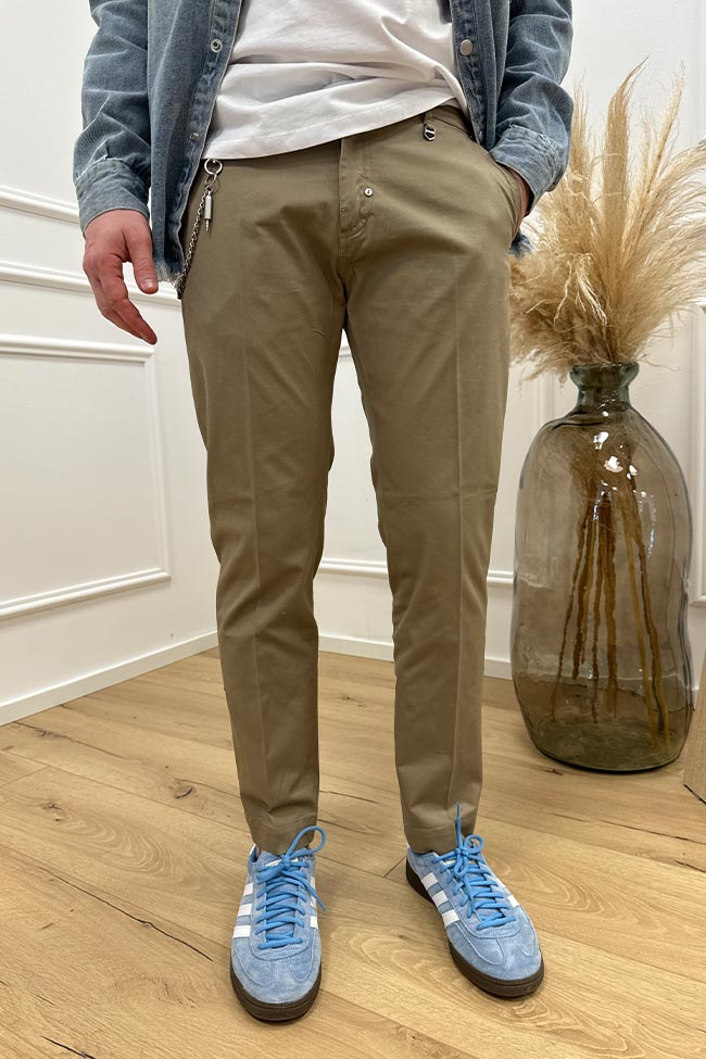 Pantaloni Oliver slim fit con catena