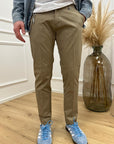 Pantaloni Oliver slim fit con catena