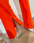 Pantaloni flare arancio con spacchetti sul fondo